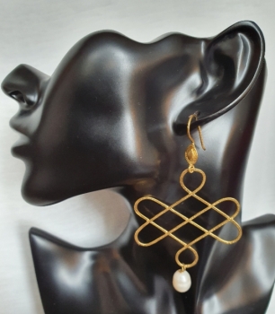 Ethno earring, brass goldplated, with baroque pearl
