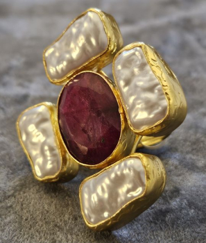 Ring made from brass, goldplated, Ruby, baroquepearl