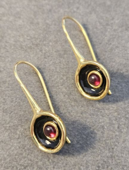 Earring made from brass, goldplated, enamel, red quarz