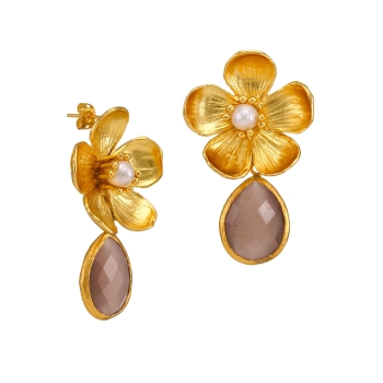 Earring made from brass, goldplated with pearl and dusty pink cateye