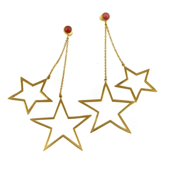 Earring made from brass, goldplated with coral
