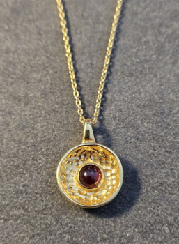 Kette aus Messing, vergoldet, roter Quartz