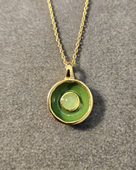 Kette aus Messing, vergoldet, Emaille, hellgrüner Quartz