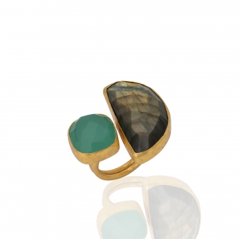 Ring made from brass, goldplated, with one aquachalcedony and labradorite