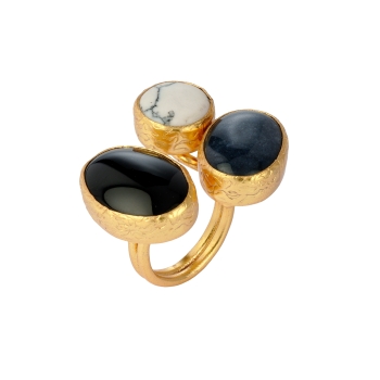 Ring made from brass, goldplated, with white/grey Chalcedony, Onyx