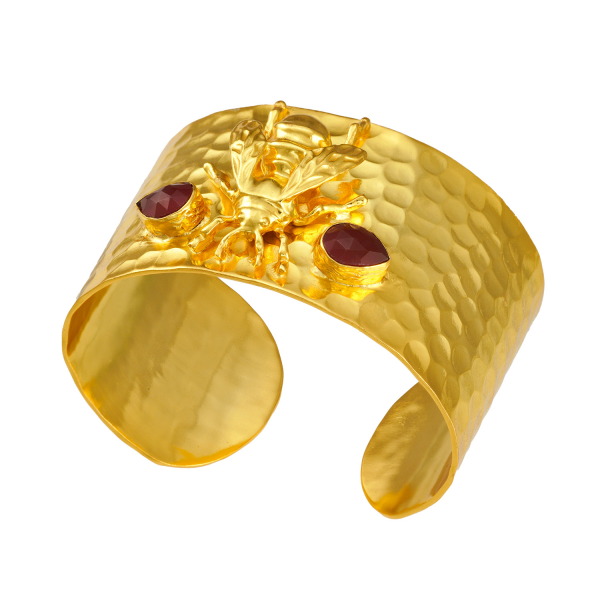 Armspange aus Messing, vergoldet, roter Onyx