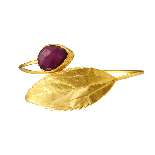 Armspange aus Messing, vergoldet, Rubin