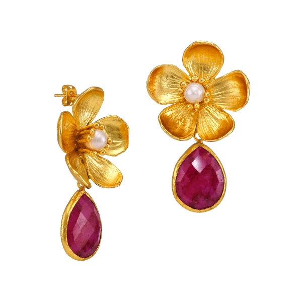 Earring made from brass, goldplated with pearl and Ruby