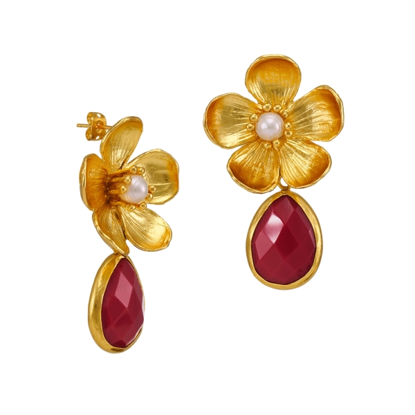 Earring made from brass, goldplated with pearl and red jade