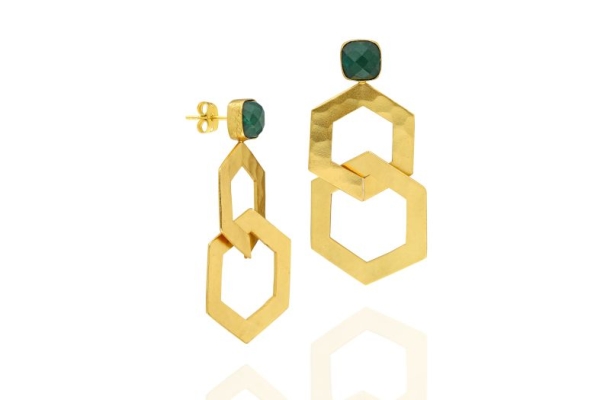 Earring made from brass, goldplated, emerald