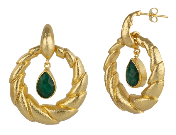 Earring made from brass, goldplated, emerald