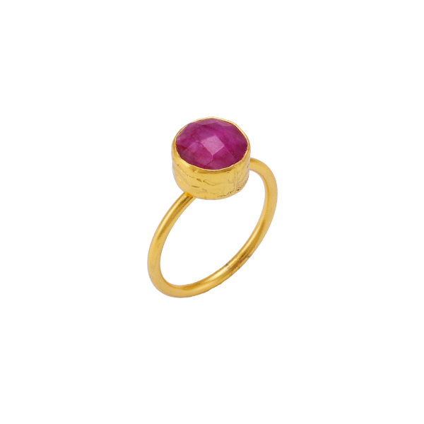 Ring aus Messing, vergoldet, Rubin