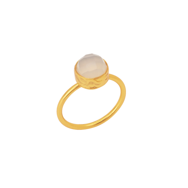 Ring aus Messing, vergoldet, weißer Chalcedon