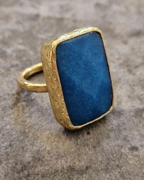 Ring aus Messing vergoldet, türkis blauer Chalcedon