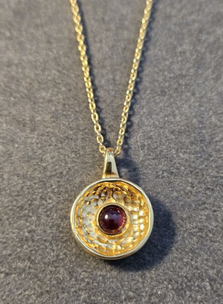 Kette aus Messing, vergoldet, roter Quartz