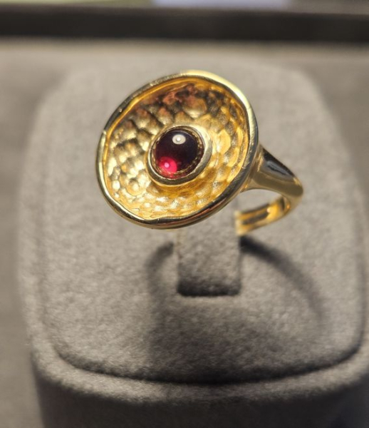 Ring made from brass, goldplated, red quarz